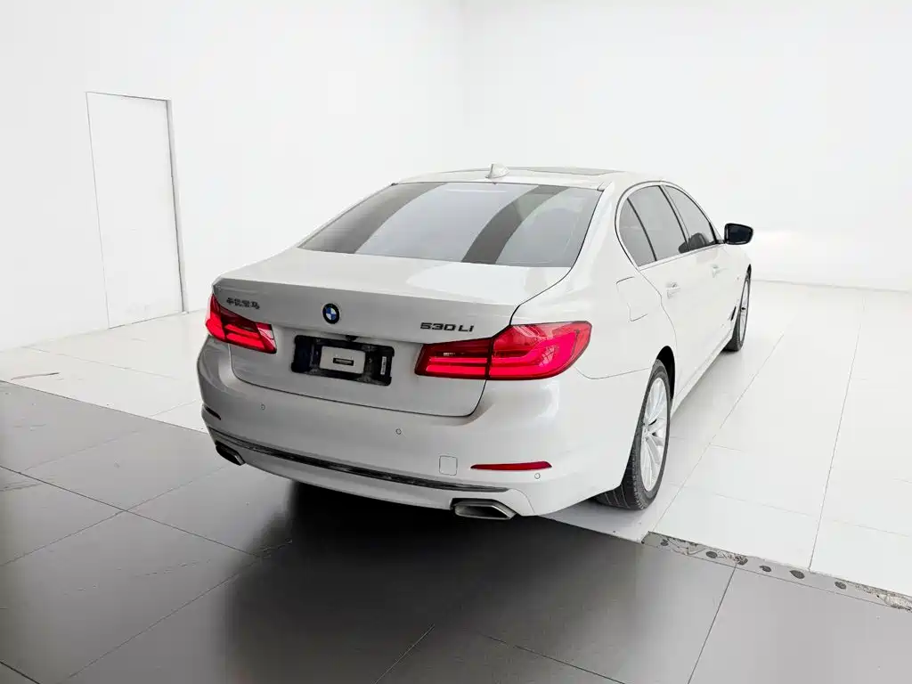 BMW 5 Series — миниатюра 9