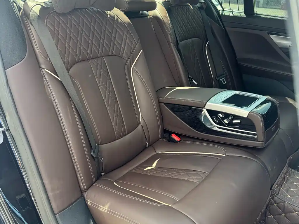 BMW 7 Series — миниатюра 20