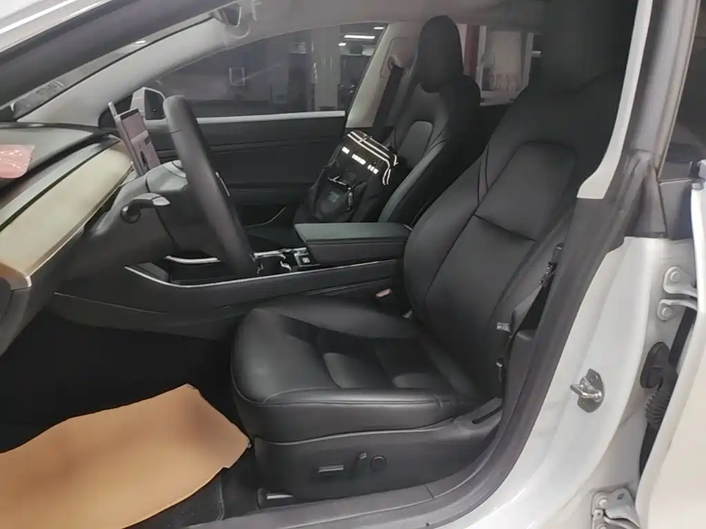 Tesla Model 3 — миниатюра 15