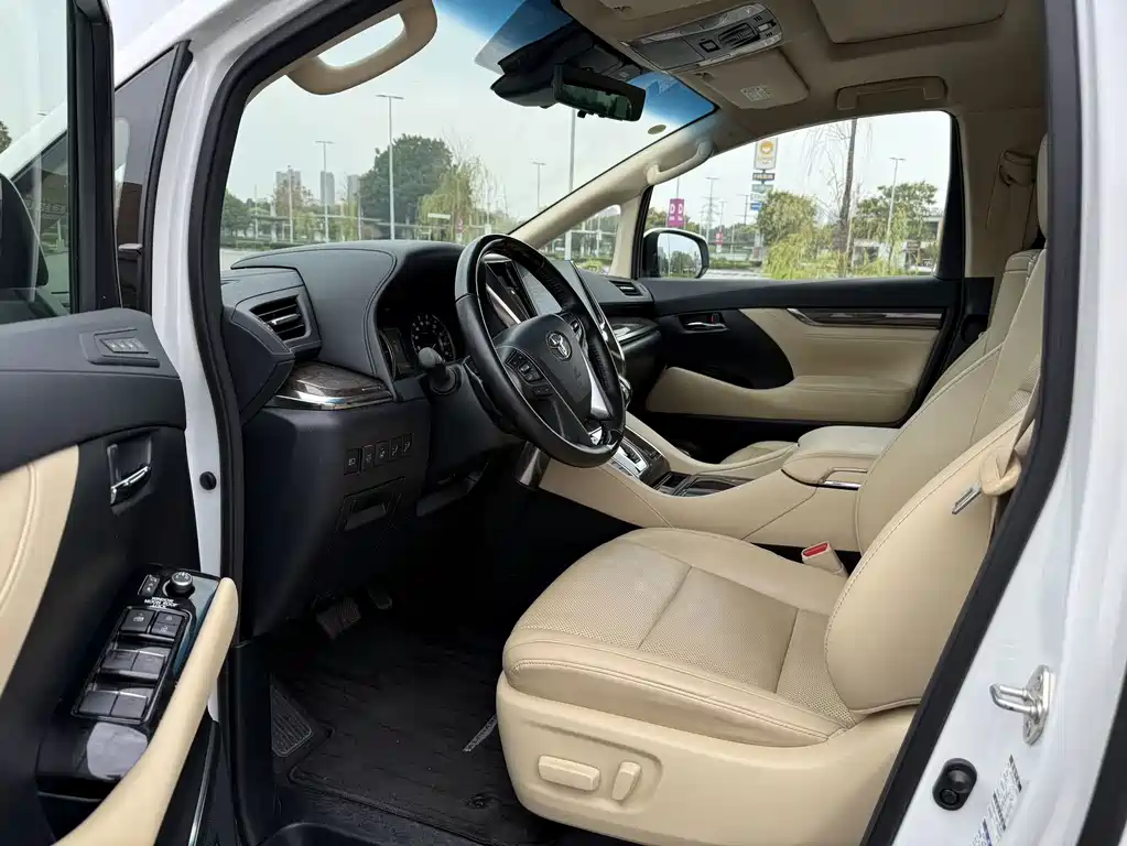 Toyota Alphard — миниатюра 9