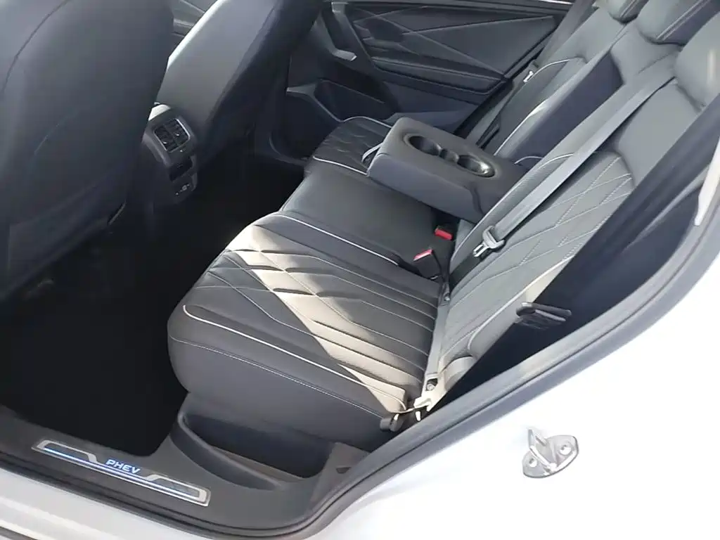 Volkswagen Tiguan L PHEV — миниатюра 17