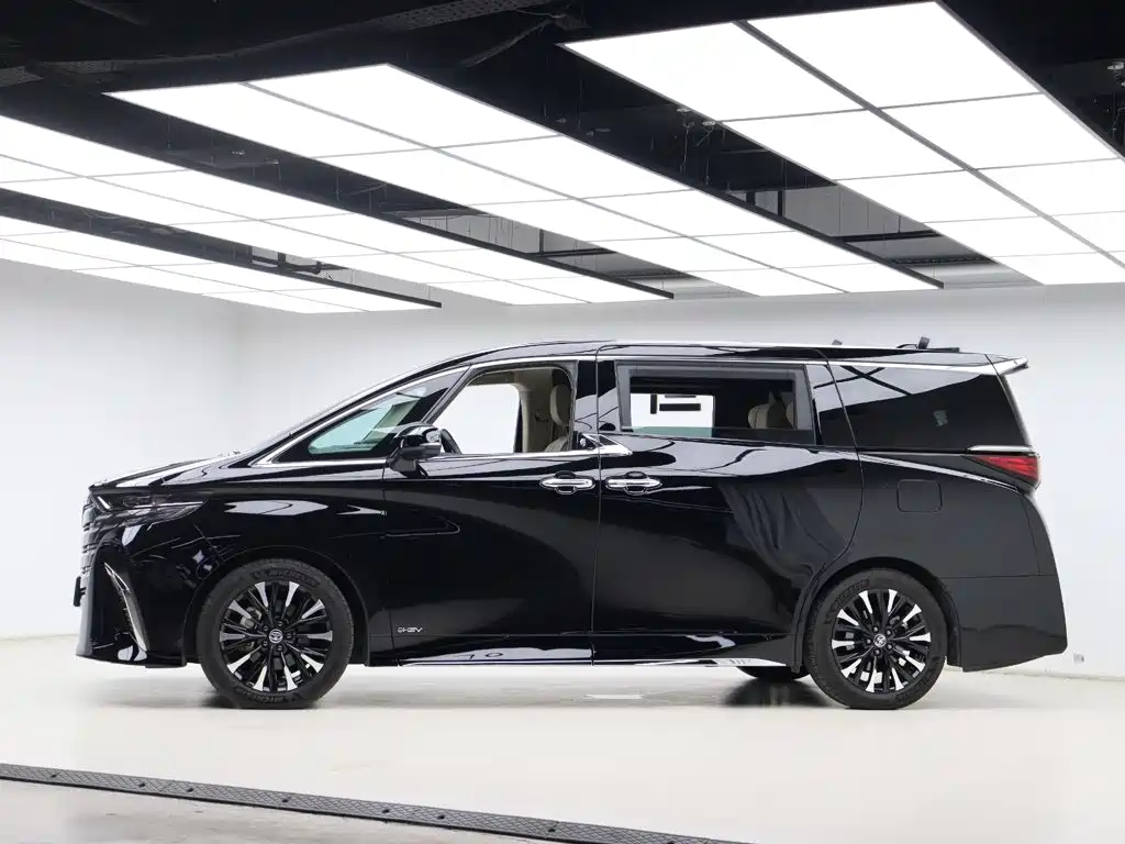 Toyota Alphard — миниатюра 35