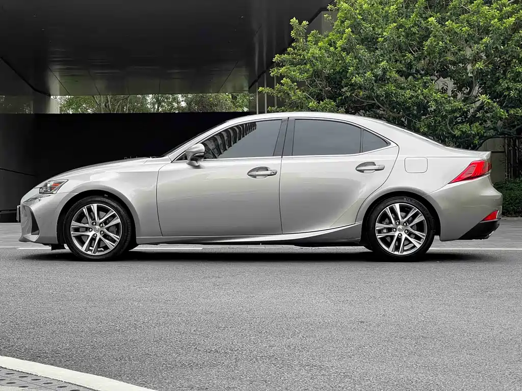 Lexus IS 2017 300 Lead