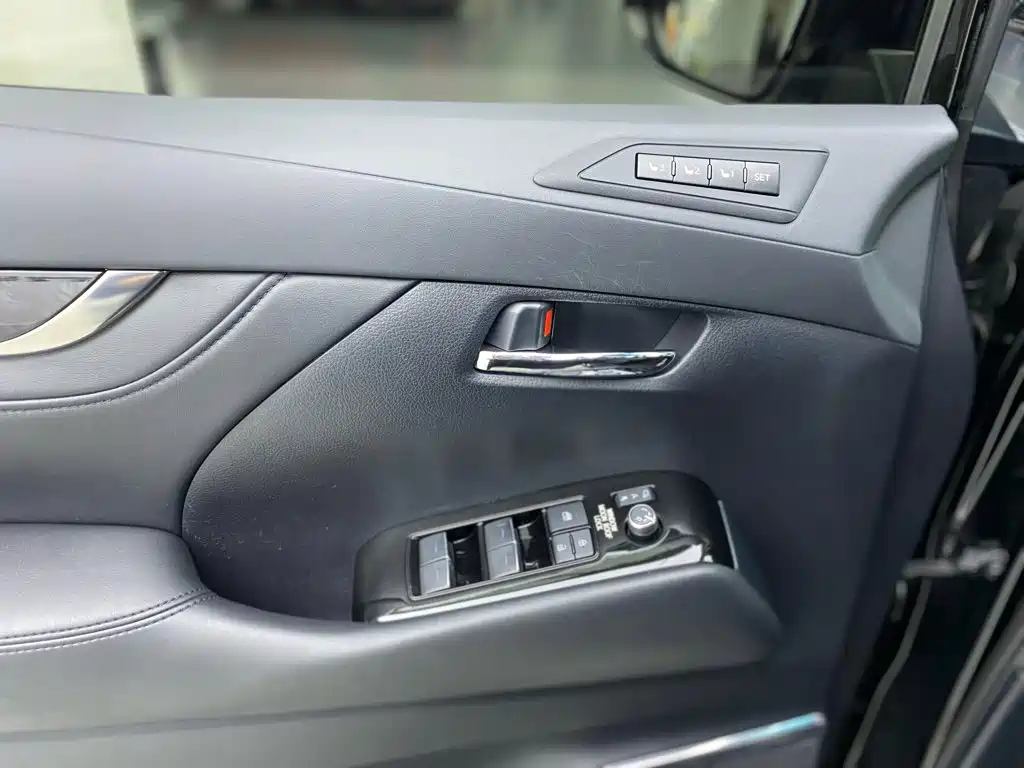 Toyota Vellfire — миниатюра 17