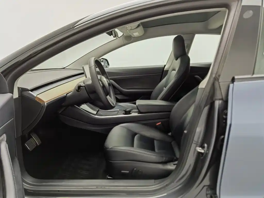 Tesla Model 3 — миниатюра 10