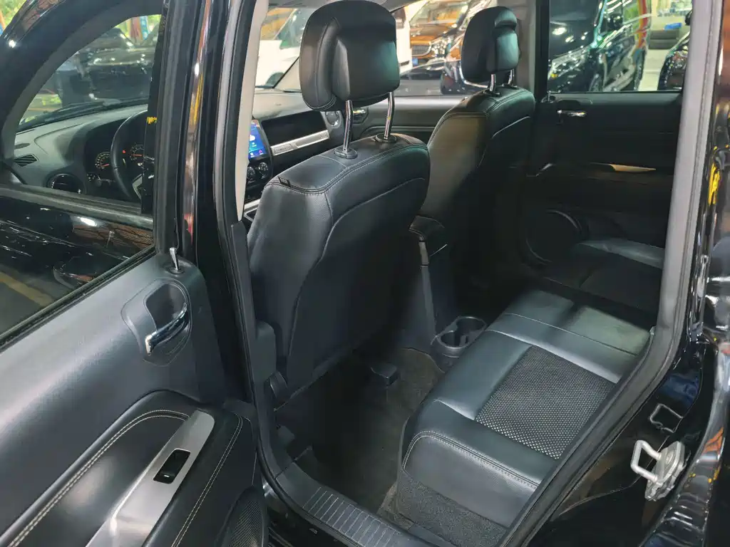 Jeep Compass (Import) — миниатюра 10