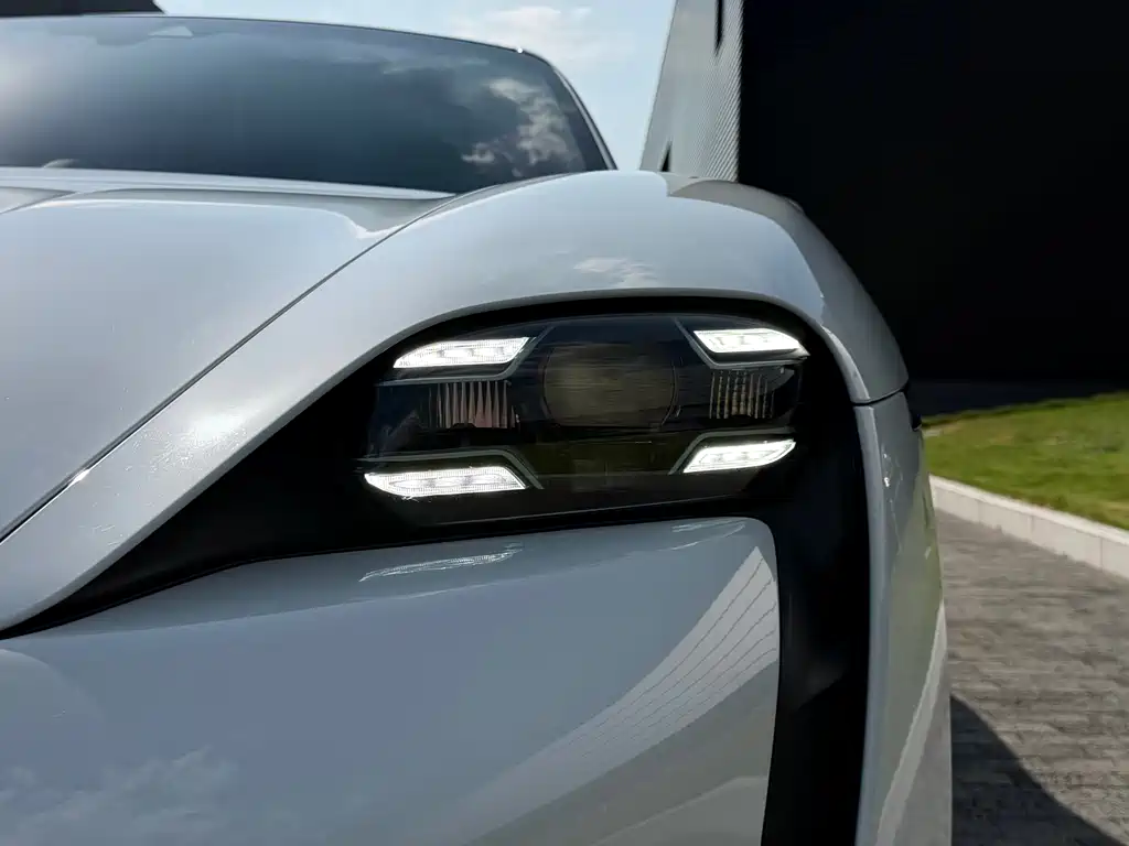 Porsche Taycan — миниатюра 19