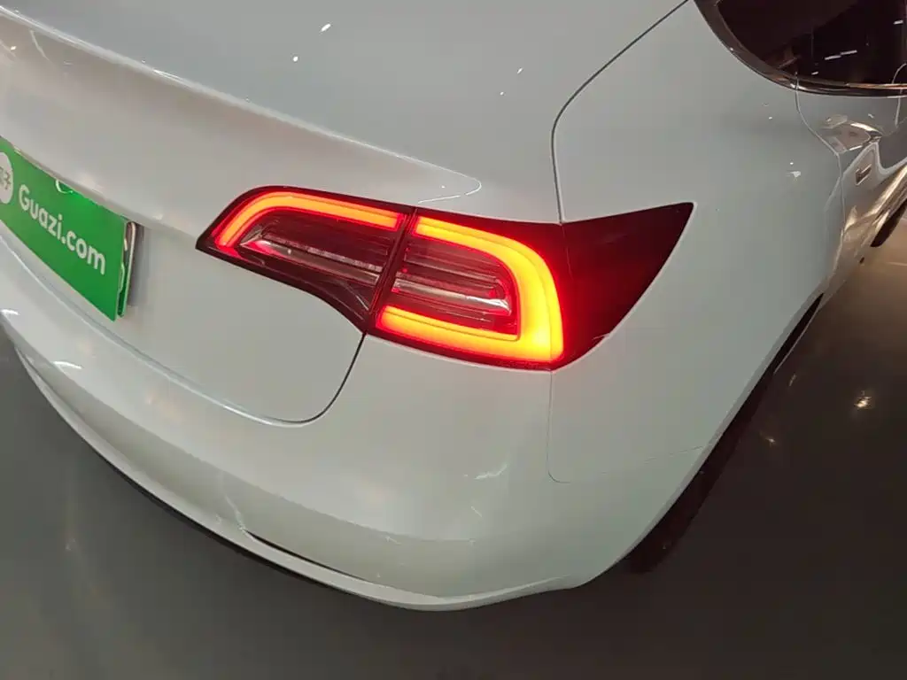 Tesla Model 3 — миниатюра 8