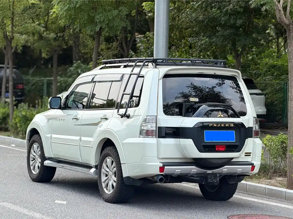 Mitsubishi Pajero (Import) — миниатюра 4