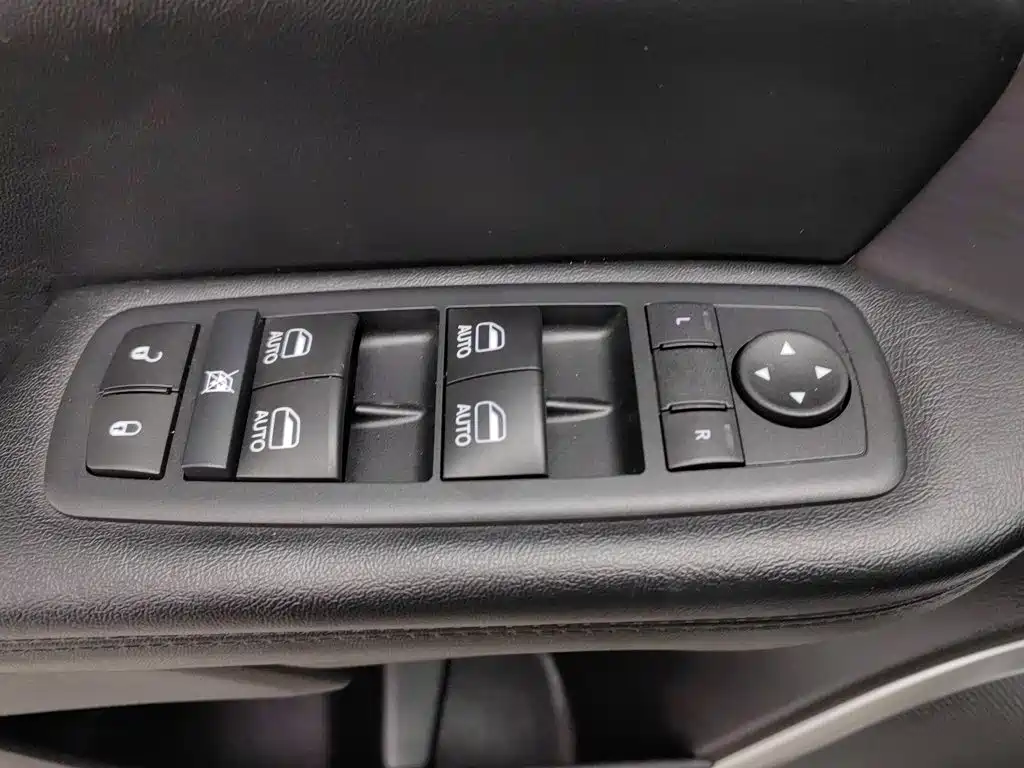 Jeep Grand Commander — миниатюра 9