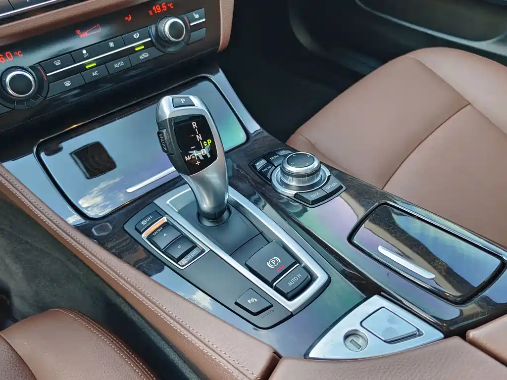 BMW 5 Series — миниатюра 12
