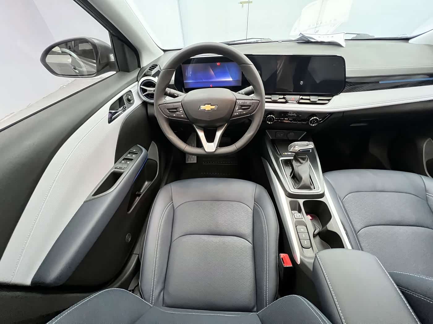 Chevrolet Monza 1.5 л 2023 г. Серебристо-серый, пробег 8000 км