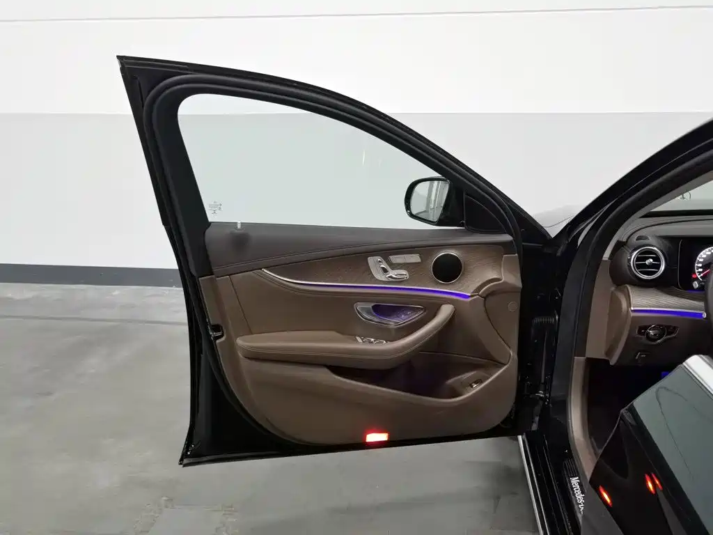Mercedes-Benz E-Class — миниатюра 8