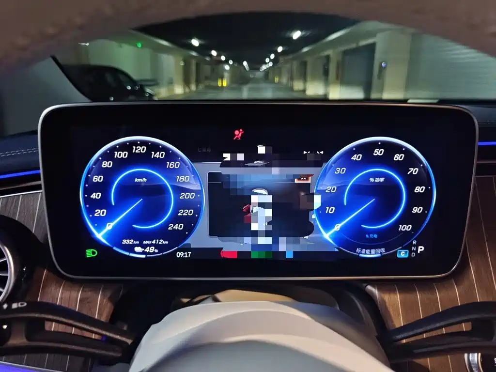 Mercedes-Benz EQE SUV — миниатюра 12