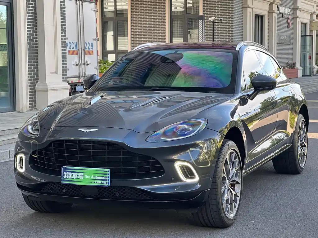 Купить Aston Martin DBX
