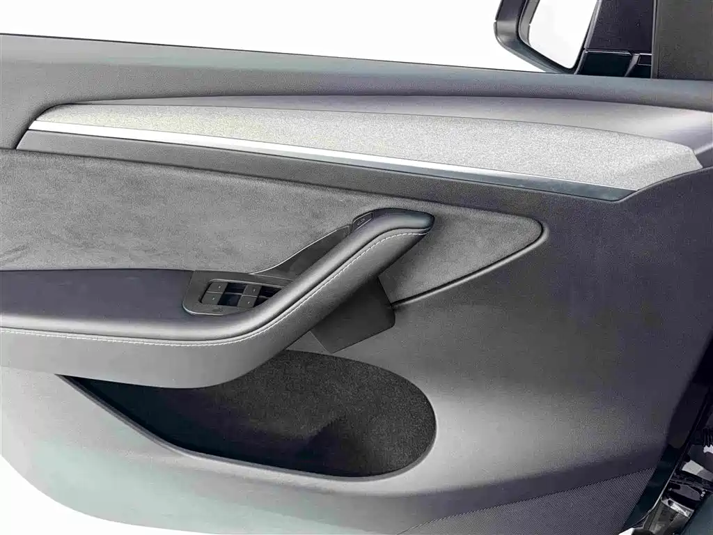 Tesla Model Y — миниатюра 8