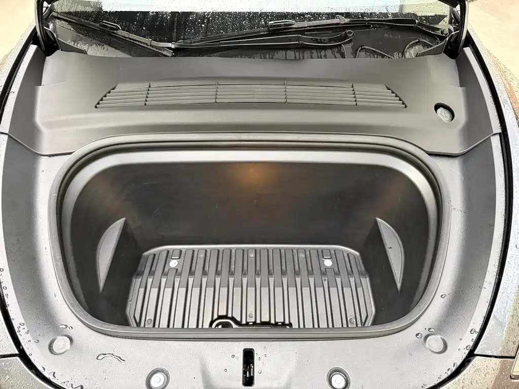 Tesla Model Y — миниатюра 32