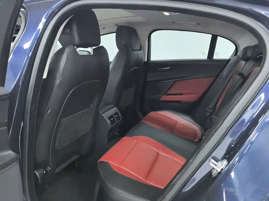 Jaguar XE — миниатюра 6
