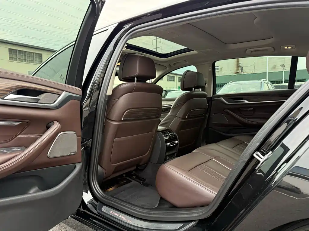 BMW 5 Series — миниатюра 13