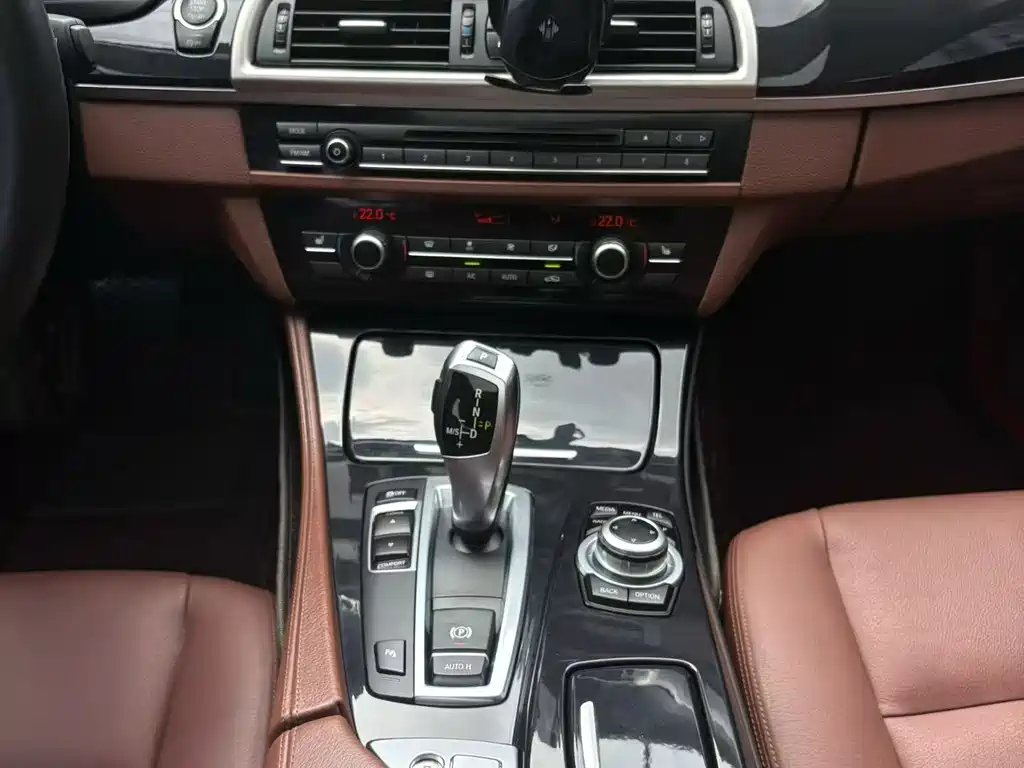 BMW 5 Series — миниатюра 6