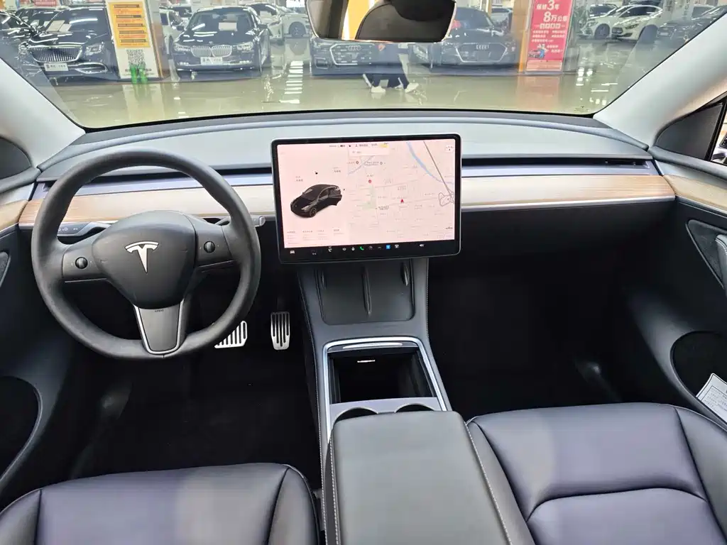 TESLA MODEL Y