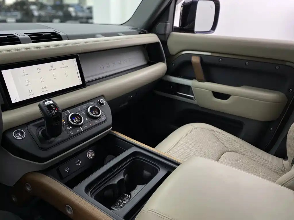 Land Rover Defender — миниатюра 30