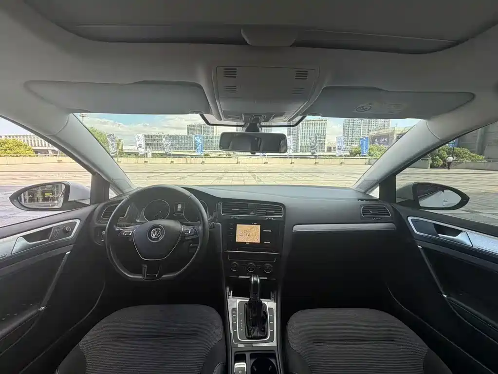 Volkswagen Golf EV — миниатюра 16