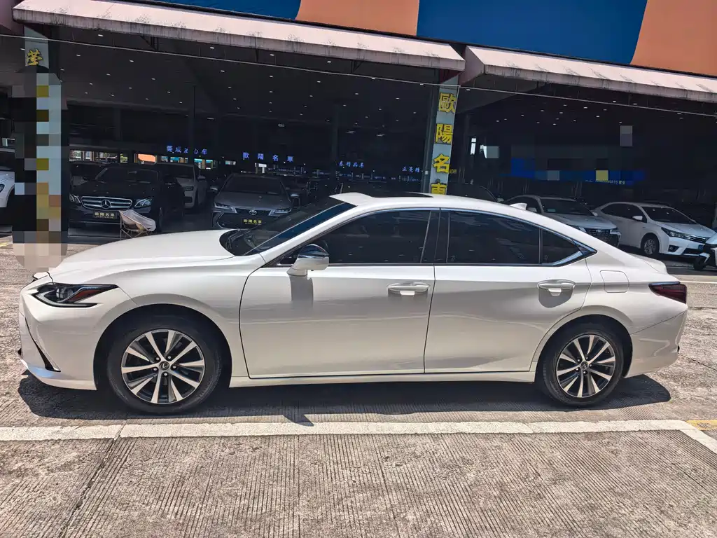 Lexus ES 2021 200