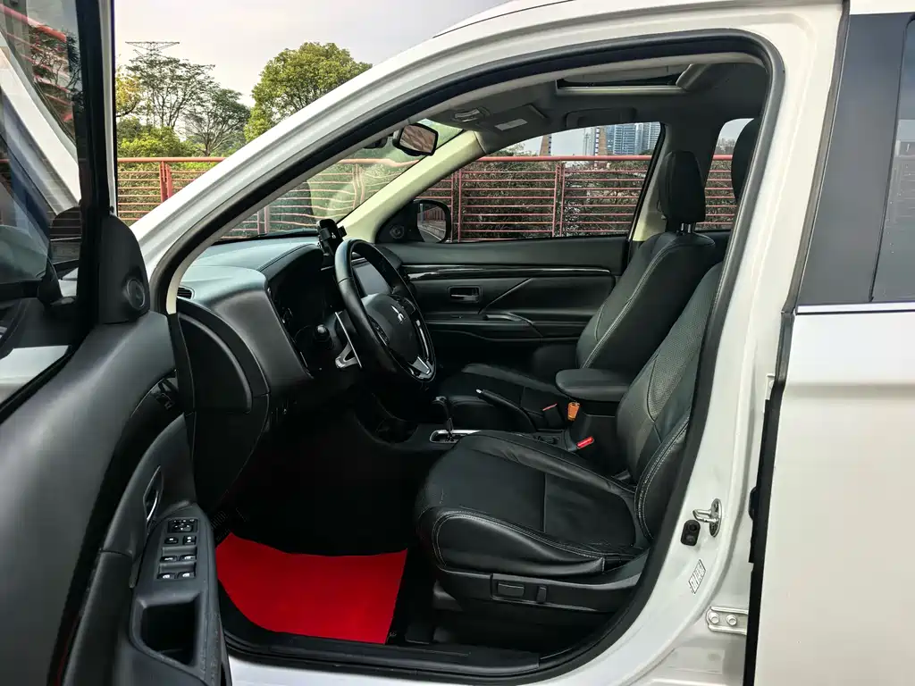 MITSUBISHI OUTLANDER