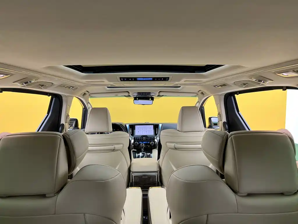 Toyota Alphard — миниатюра 32