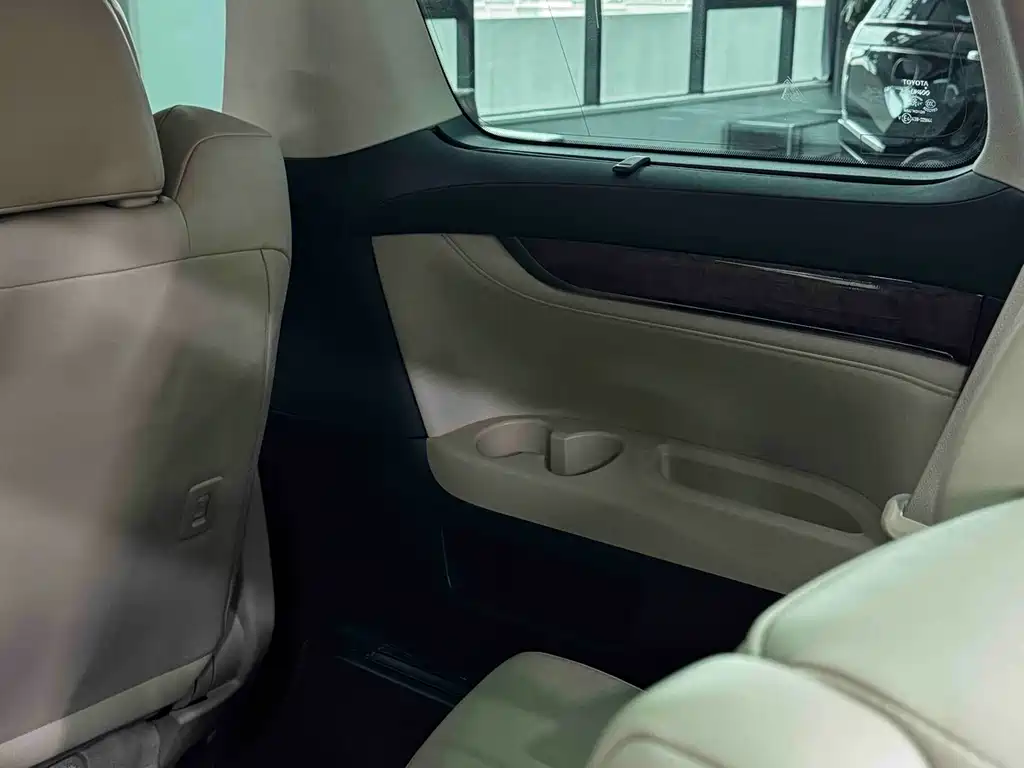 Toyota Alphard — миниатюра 26