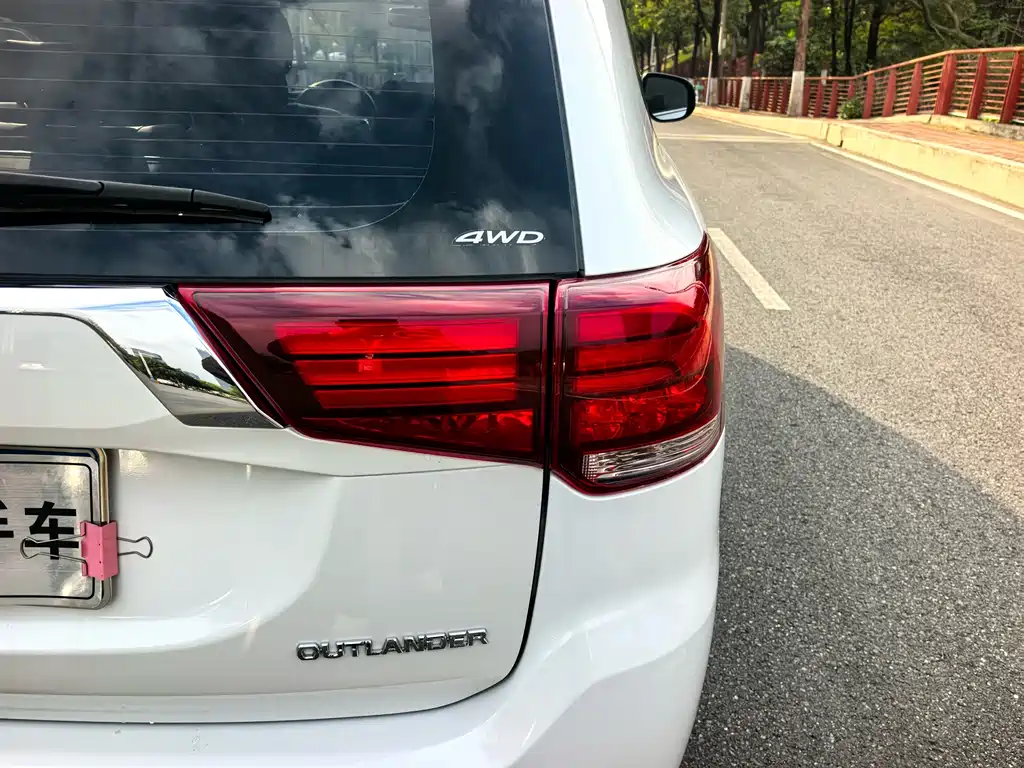 MITSUBISHI OUTLANDER