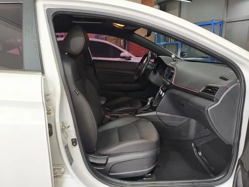 Hyundai Elantra — миниатюра 10