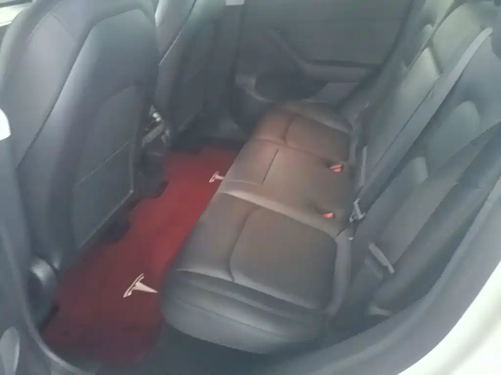 Tesla Model Y — миниатюра 17