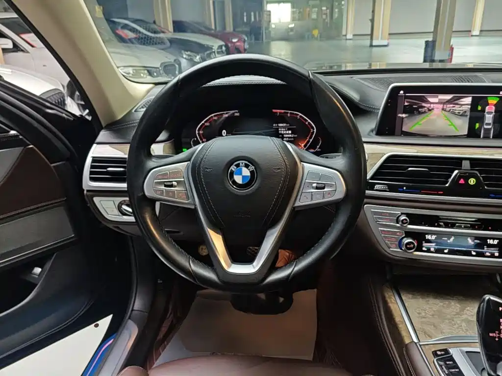 BMW 7 Series — миниатюра 11