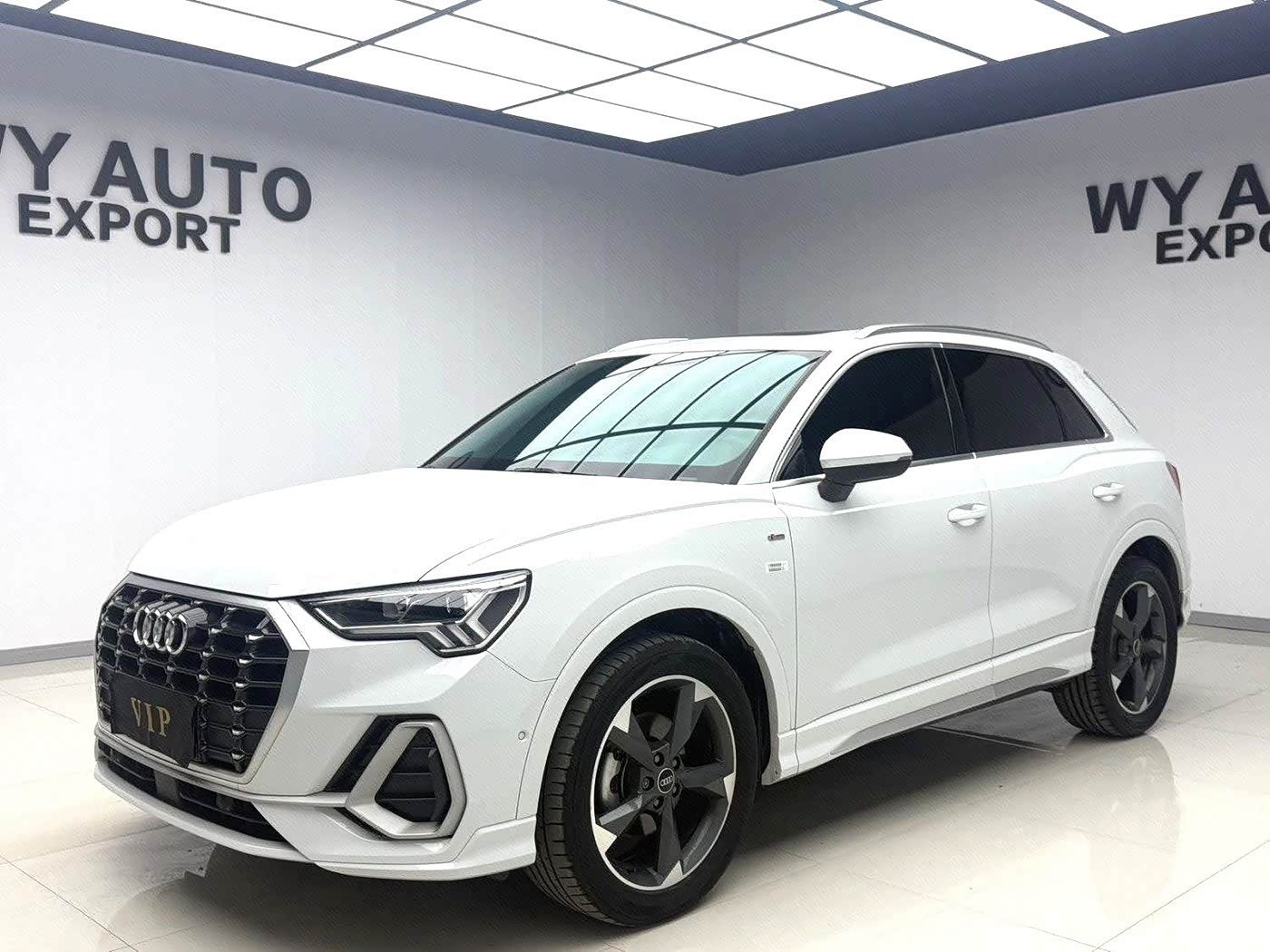 Audi Q3 1.4 л 2023 г. Белый, пробег 16000 км