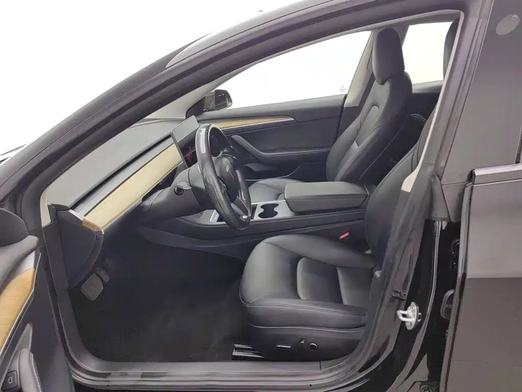 Tesla Model 3 — миниатюра 10