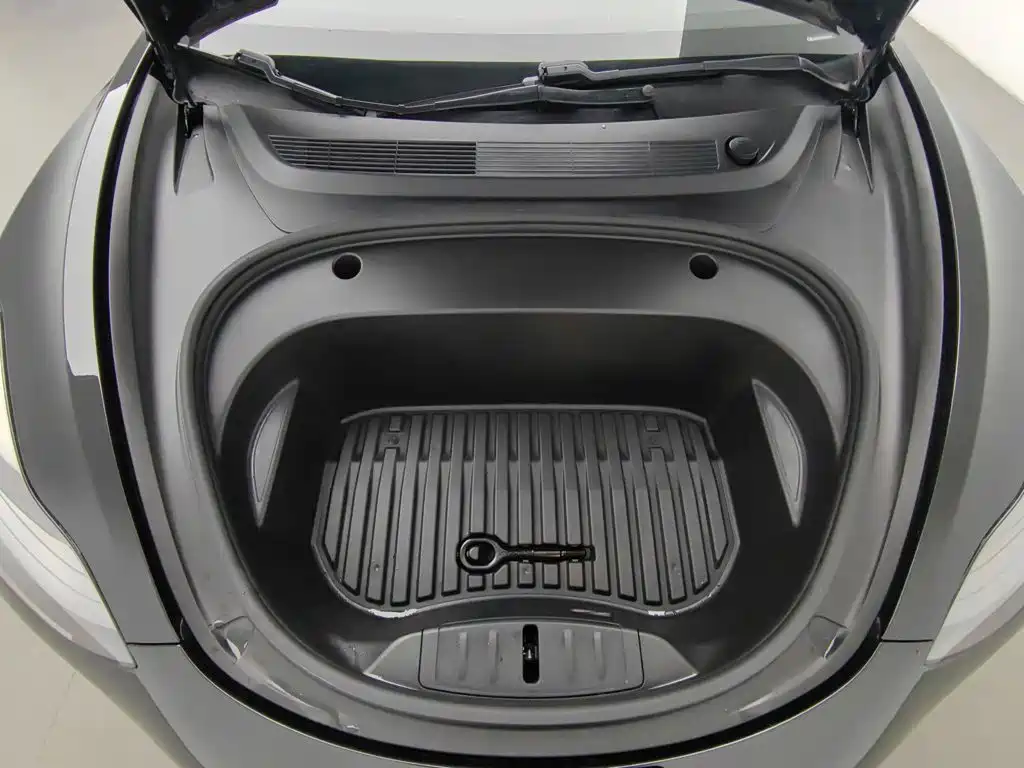 Tesla Model 3 — миниатюра 6
