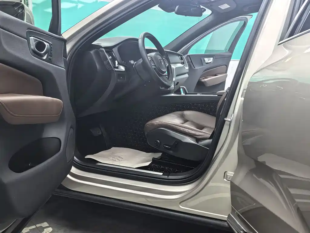 Volvo XC60 2024 B5 Sport