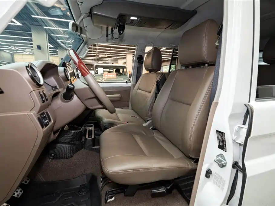 Toyota Land Cruiser LC76 2015 4.0L MT