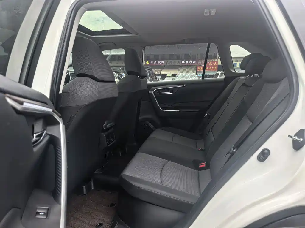 Toyota RAV4 — миниатюра 7