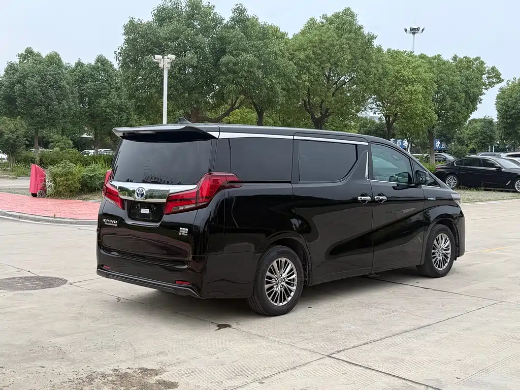 Toyota Alphard — миниатюра 7