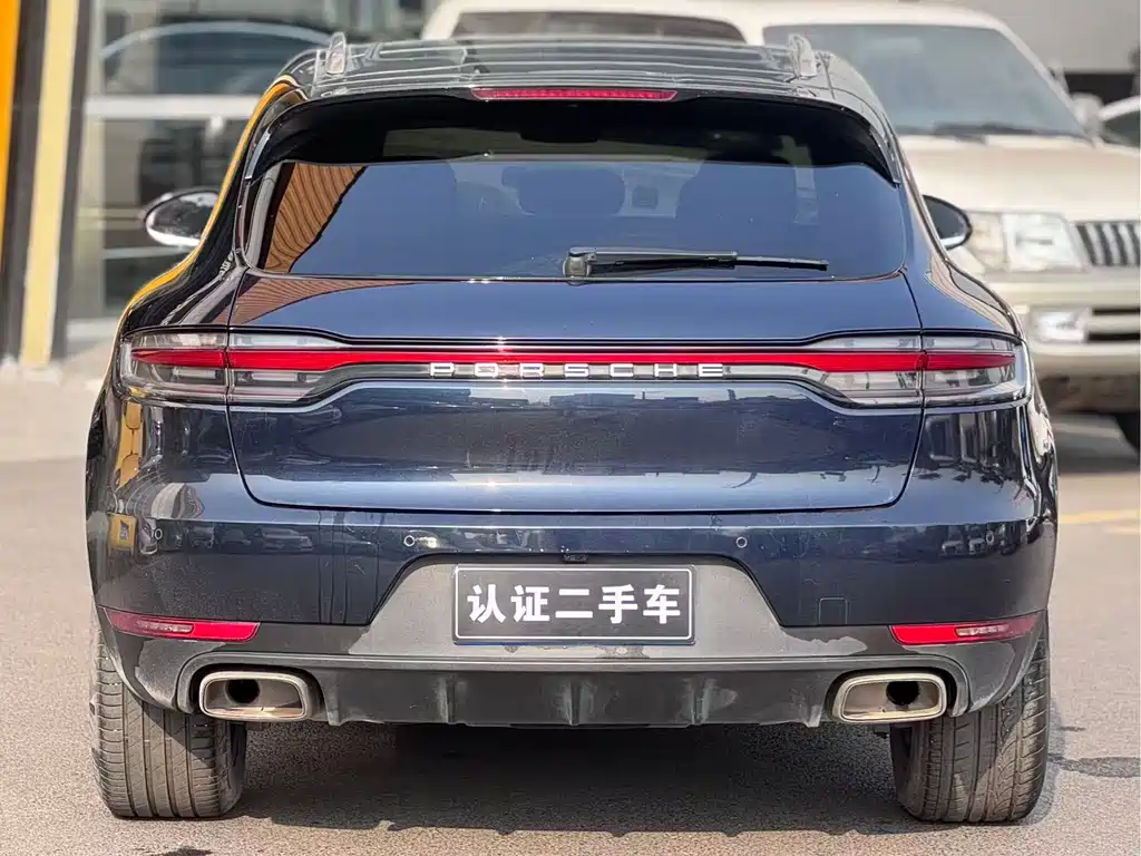 PORSCHE MACAN