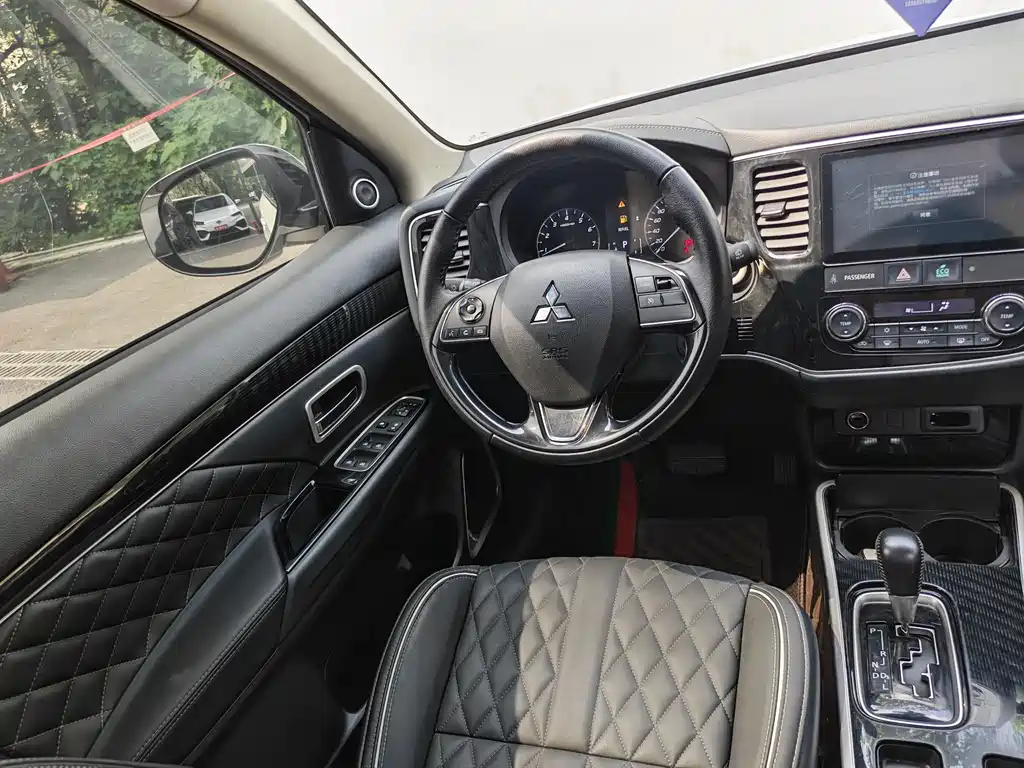 Mitsubishi Outlander - фото 4