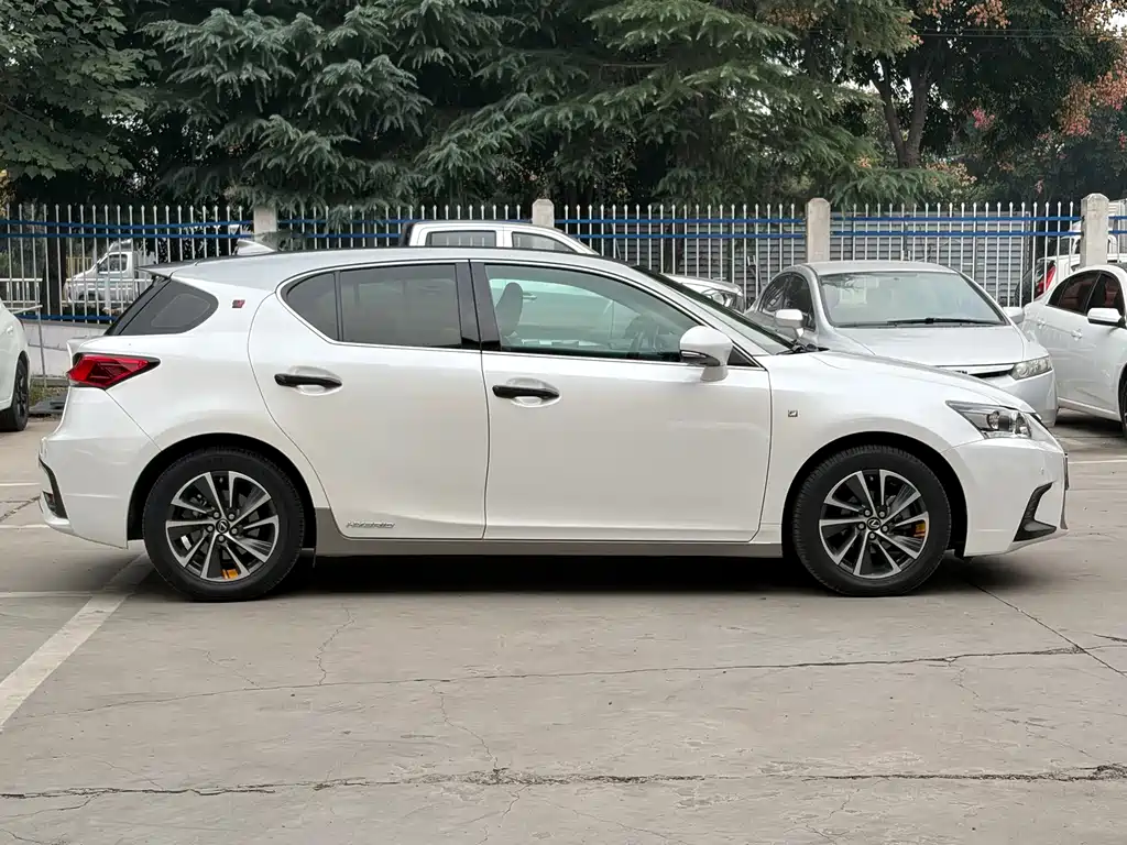 Lexus CT — миниатюра 16