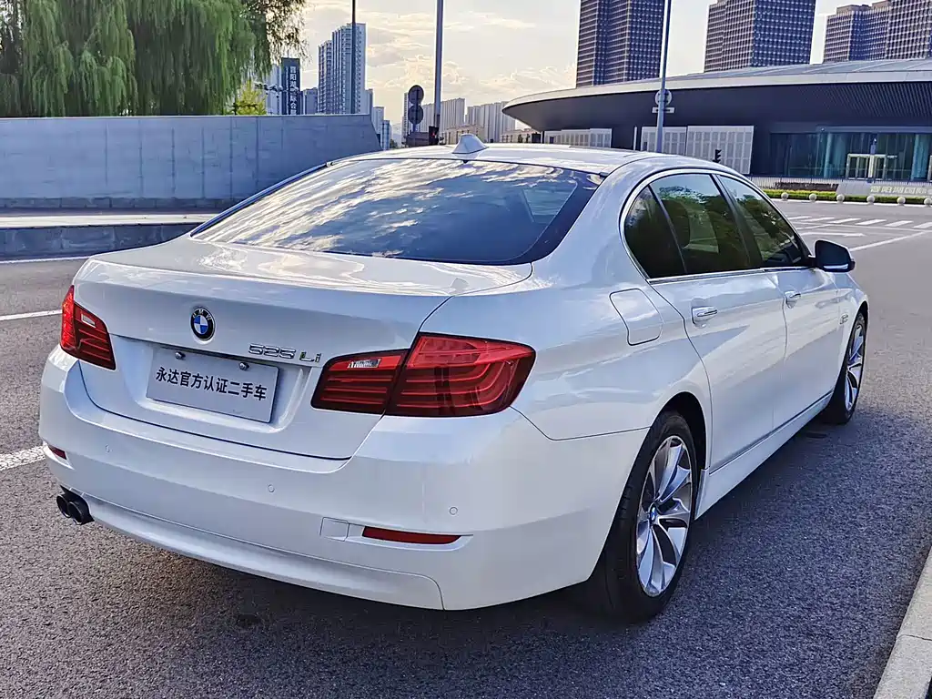 BMW 5 Series — миниатюра 4