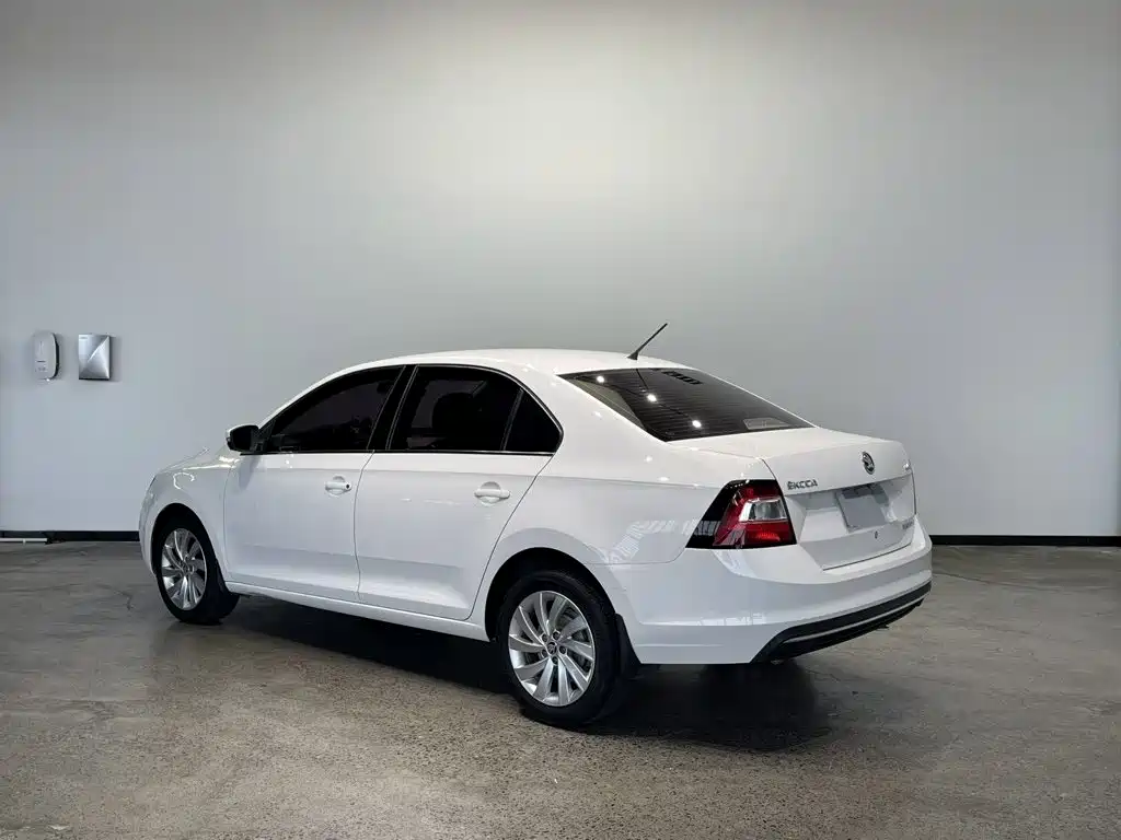 Skoda Rapid — миниатюра 8