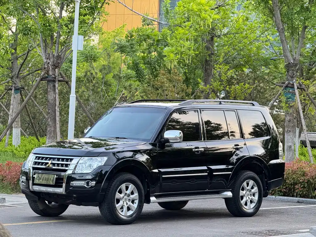 Mitsubishi Pajero (Import) 2019