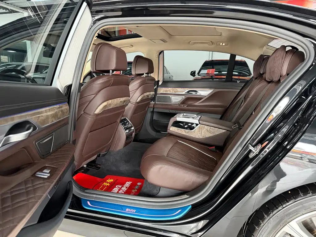 BMW 7 Series — миниатюра 8