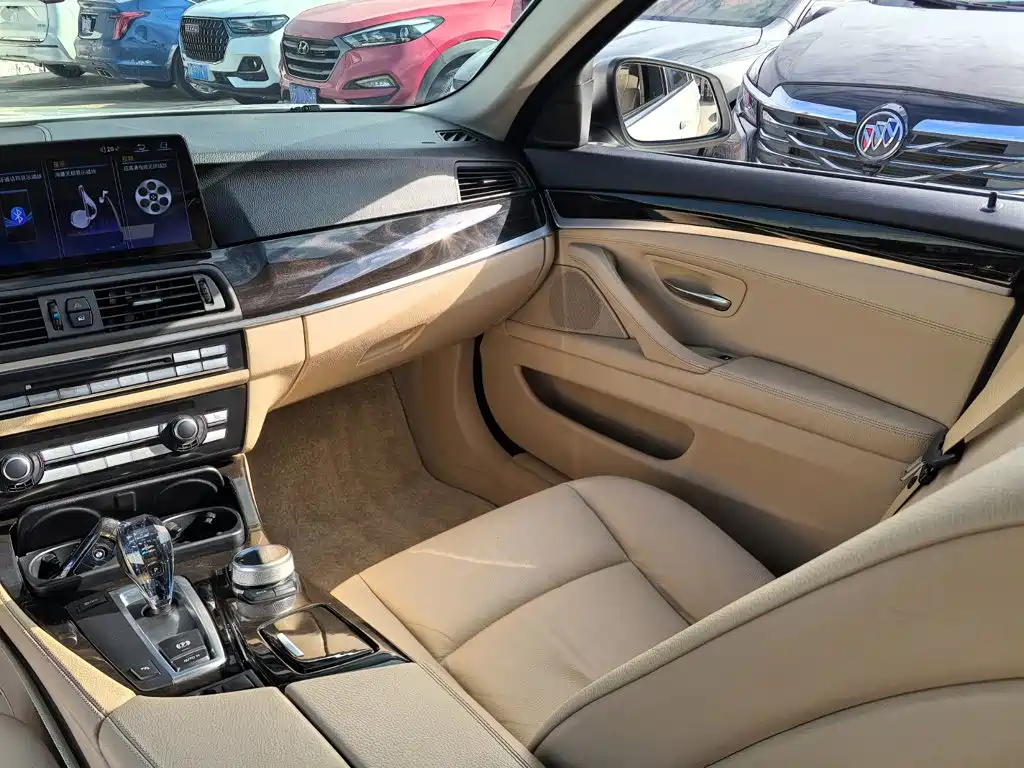 BMW 5 Series — миниатюра 13